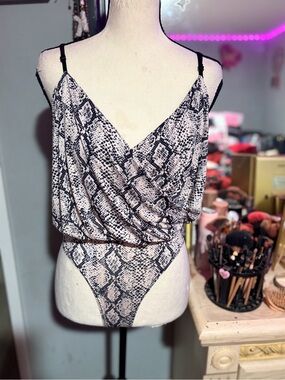 NWOT Boohoo Snake-Print Surplice Draped Cami Bodysuit- 6
